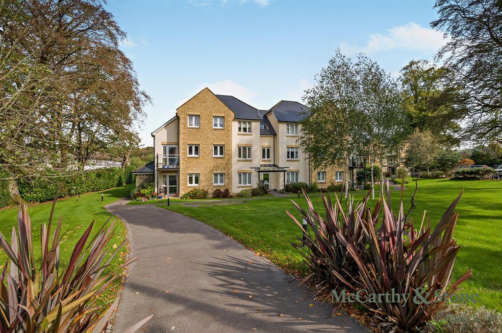 Property photo 1 of 18 Communal Gardens