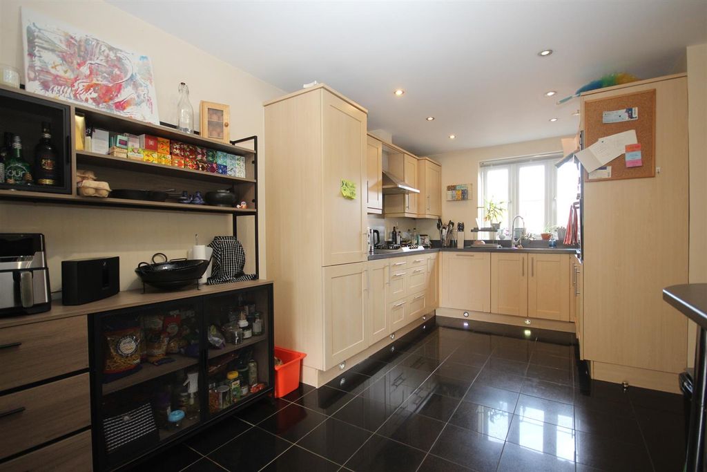 Property photo 3 of 34 Kitchen/Breakfast Room