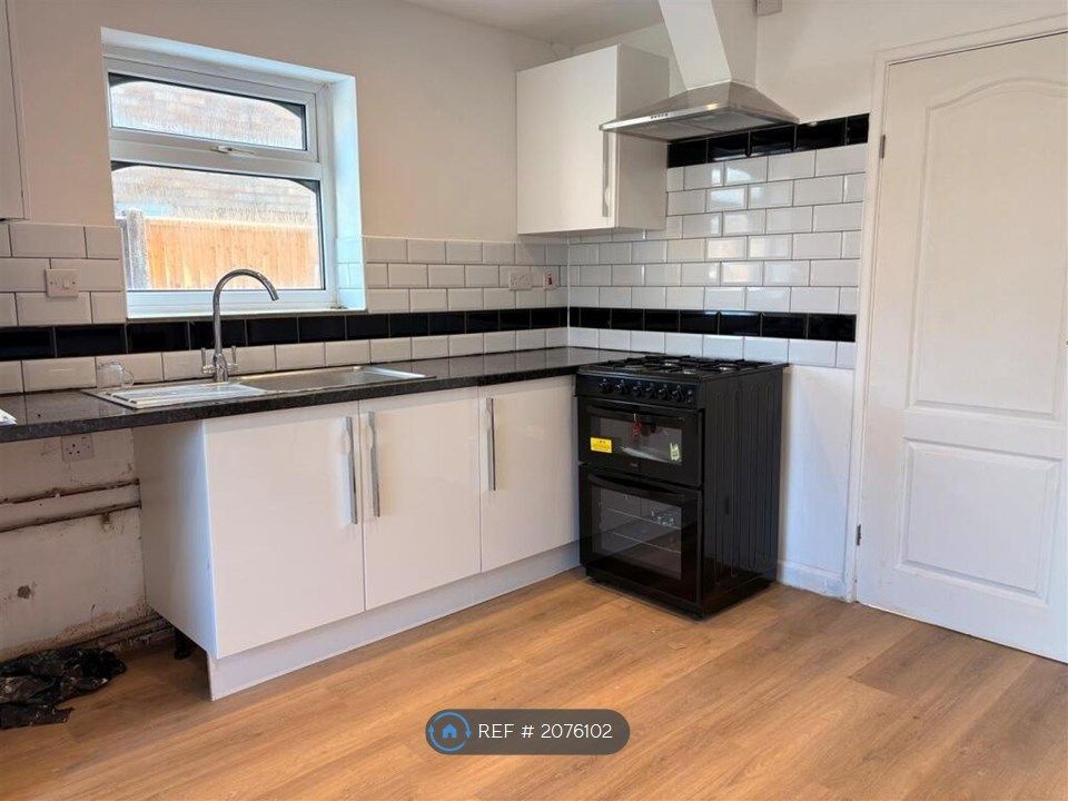 Property photo 2 of 11 Kitchen