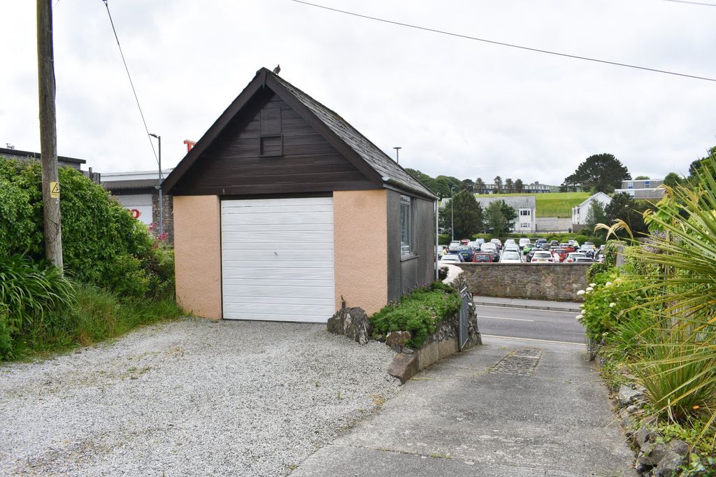Property photo 2 of 17 Garage