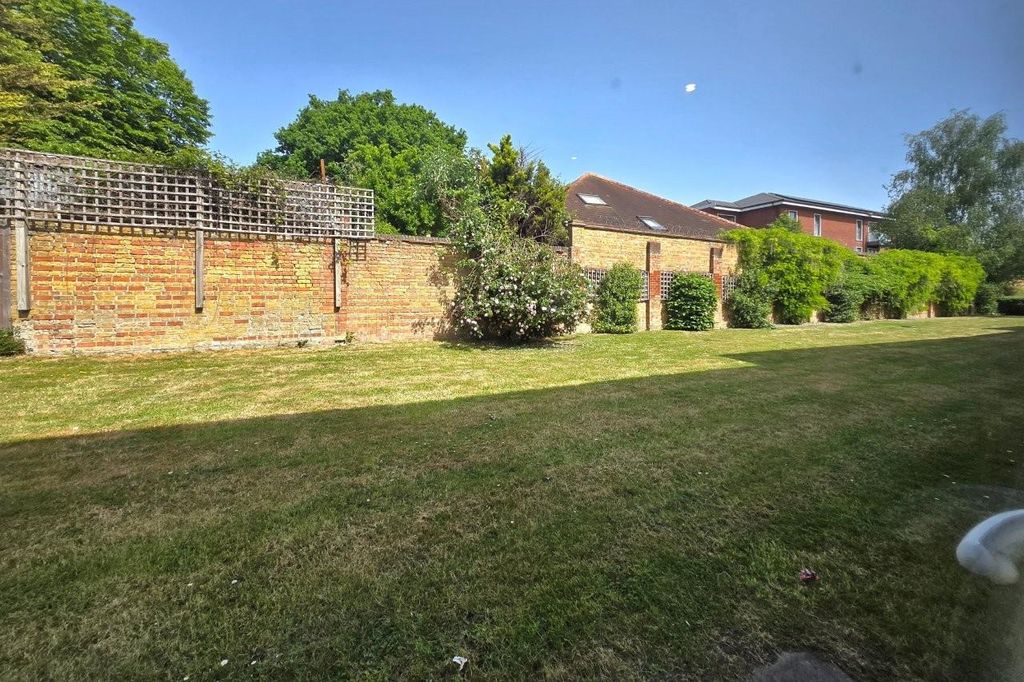 Property photo 3 of 12 Communal Gardens