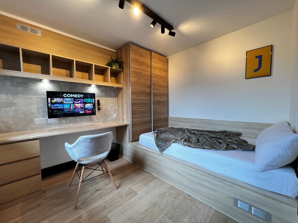 Property photo 1 of 6 Bedroom