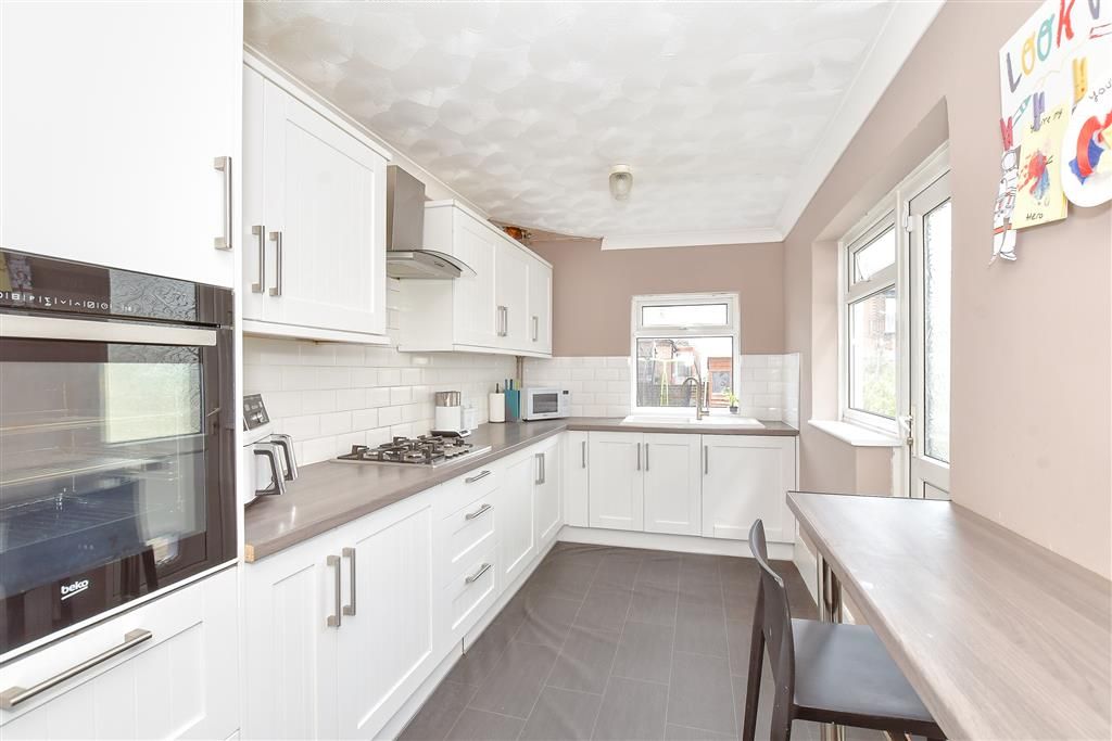 Property photo 3 of 8 Kitchen