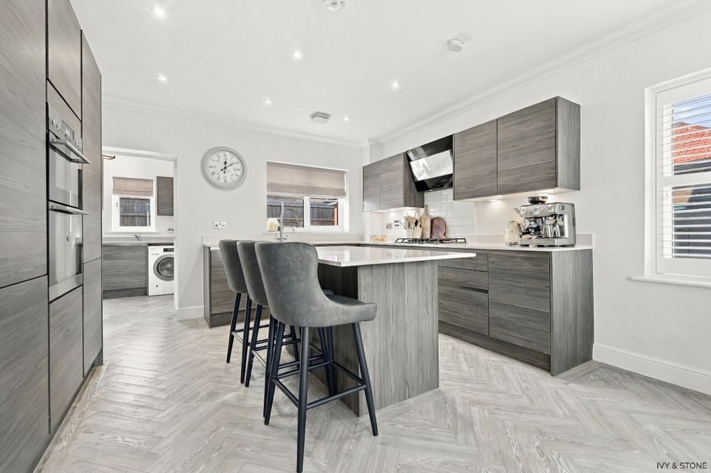 Property photo 2 of 41 5602581