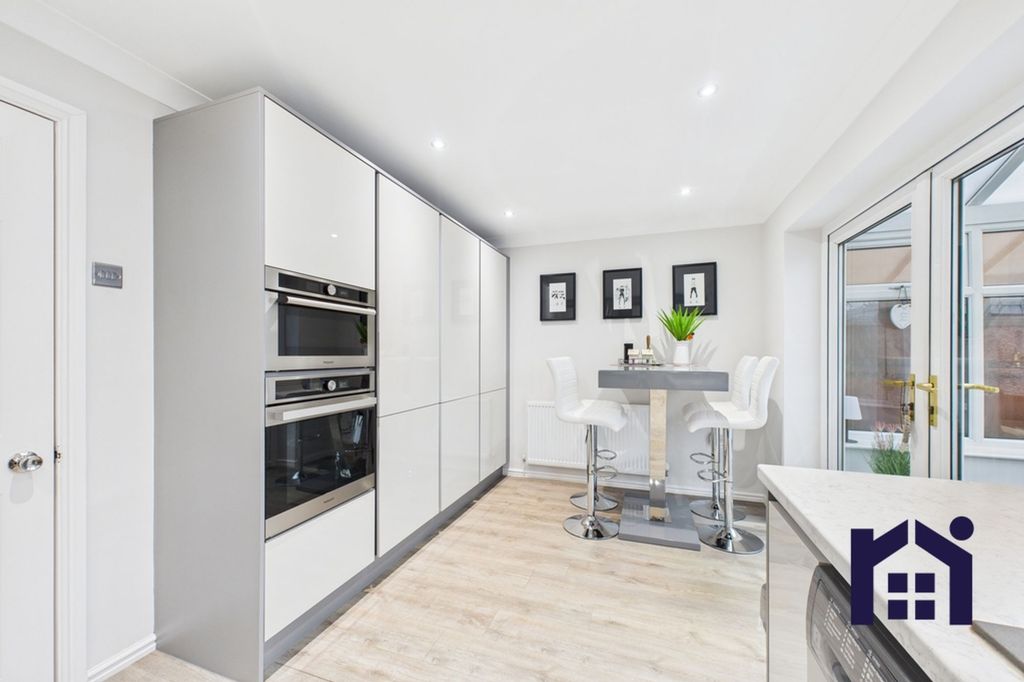 Property photo 2 of 22 Breakfast Kitchen