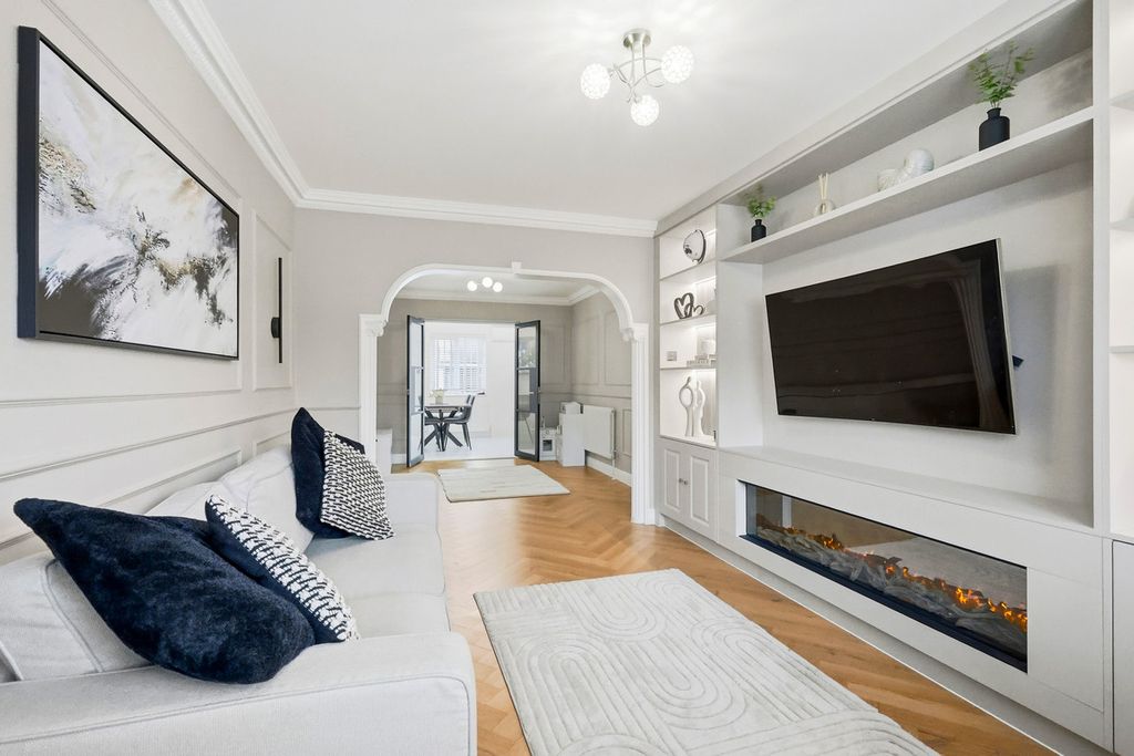 Property photo 2 of 32