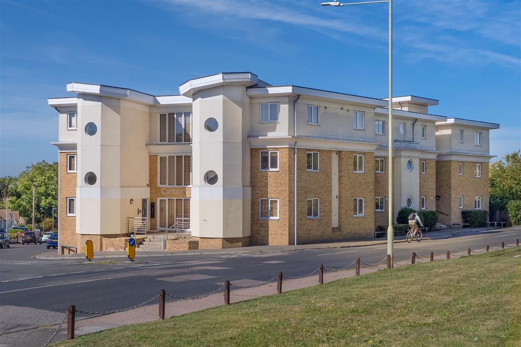 Property photo 1 of 15 Carlton Court, The Bridge Approach, Whitstable