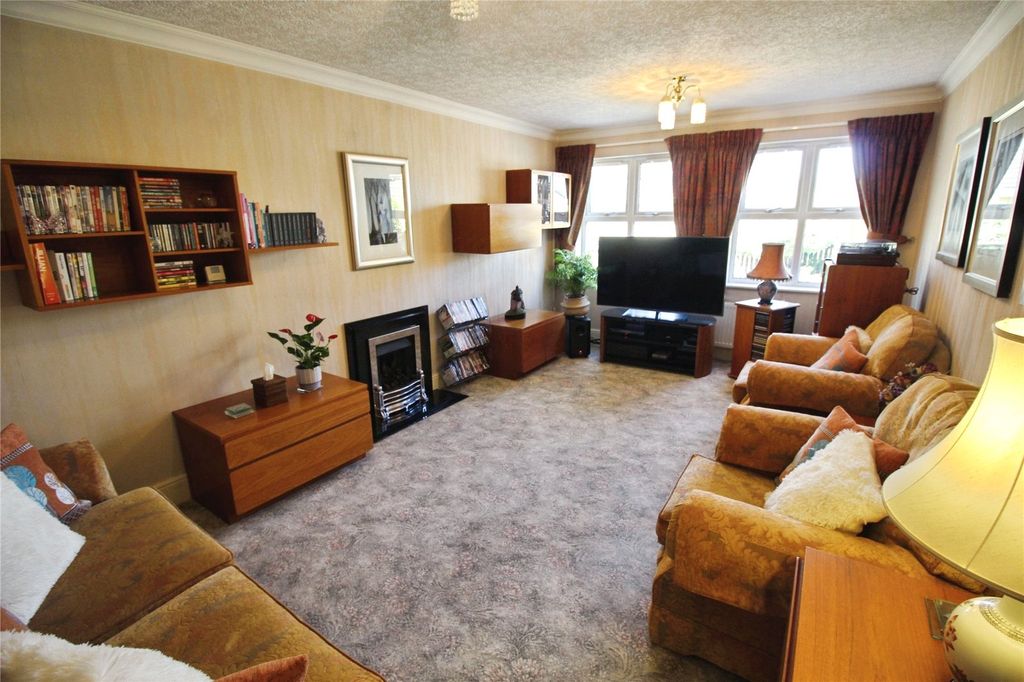 Property photo 2 of 17 Lounge