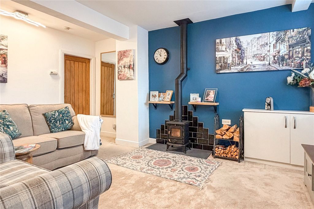 Property photo 2 of 18 Lounge