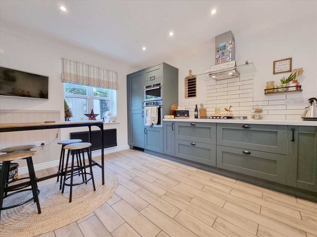Property photo 3 of 15 Kitchen: