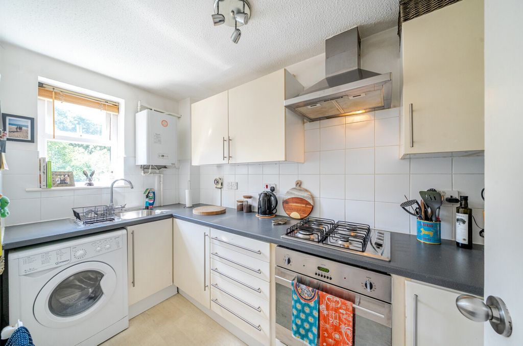 Property photo 3 of 10 Kitchen