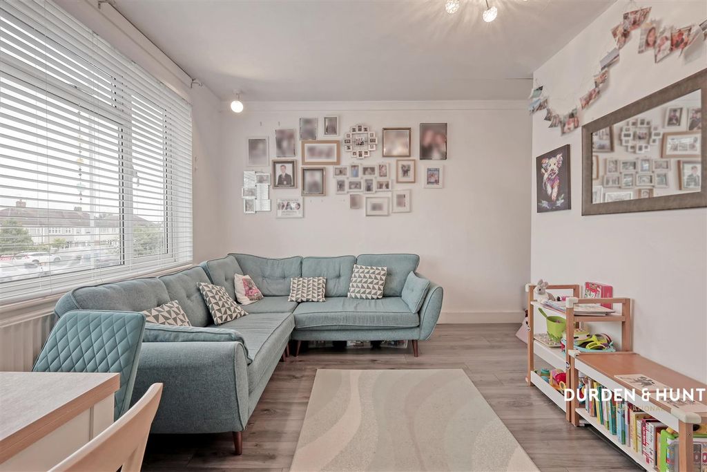 Property photo 3 of 20 Southend Arterial Road