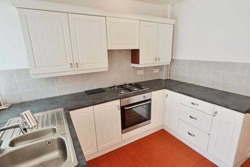 Property photo 3 of 10 Kitchen