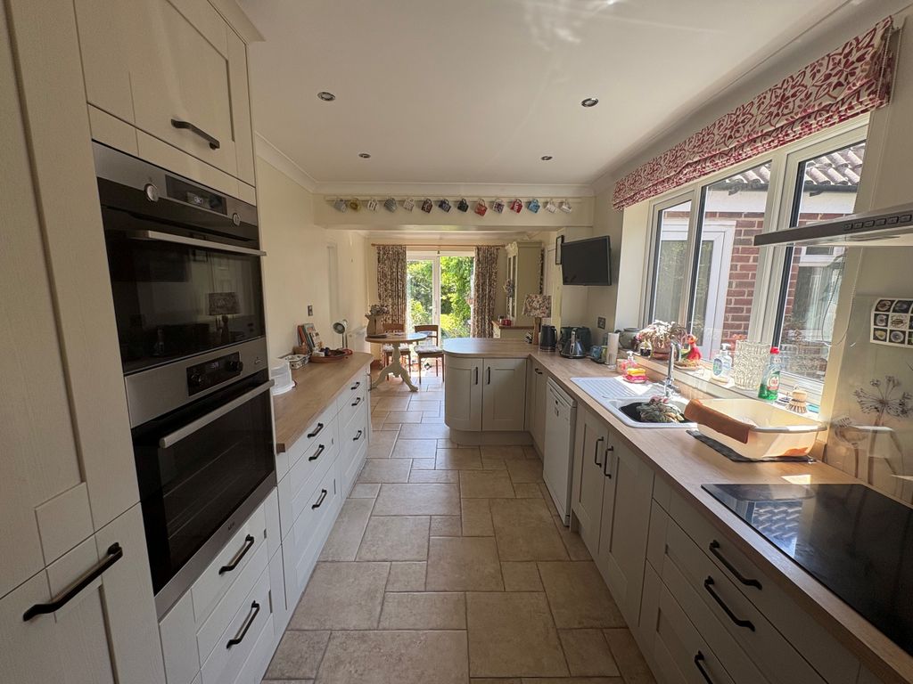 Property photo 2 of 17 Kitchen Aspect 2