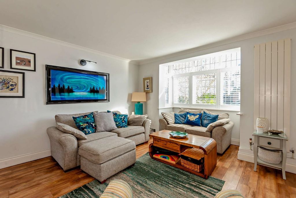 Property photo 2 of 32 8682807-Interior13-800.Jpg