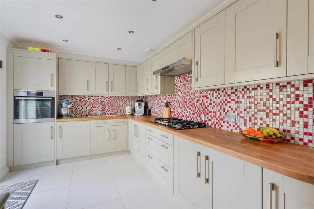 Property photo 3 of 26 Thornfield Road, 7 (20 From 34)-17.Jpg