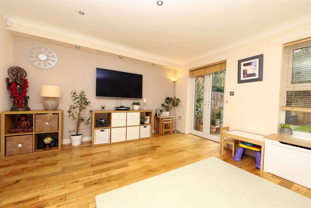 Property photo 3 of 13 Lounge