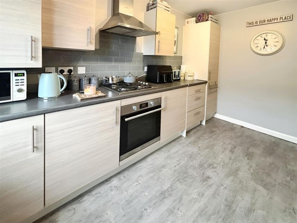 Property photo 3 of 19 Kitchen