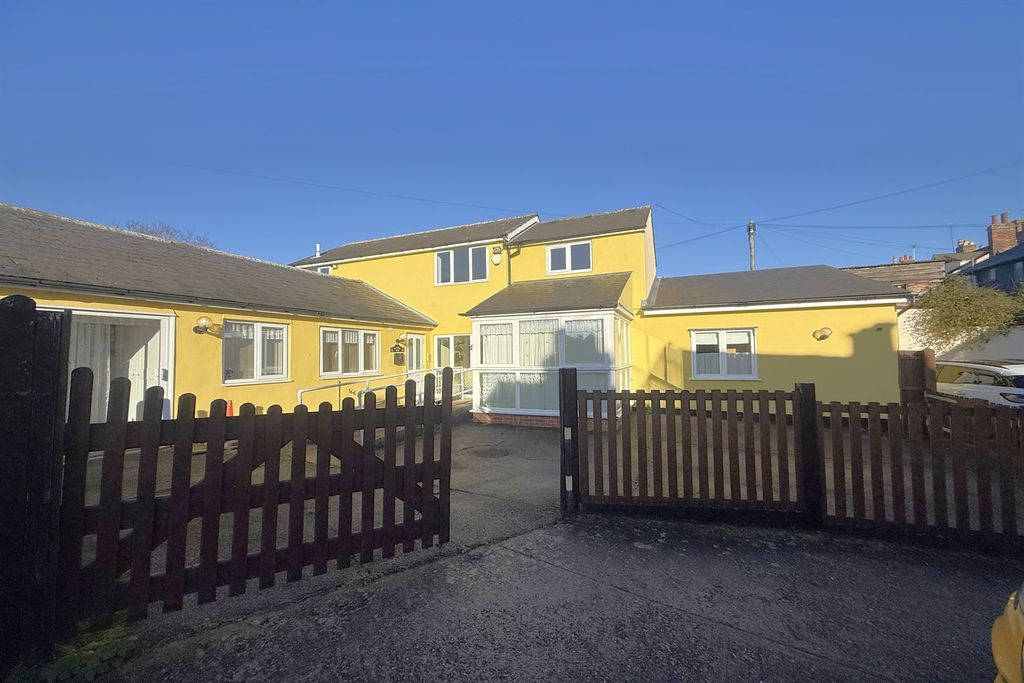 Property photo 1 of 10 (Main)