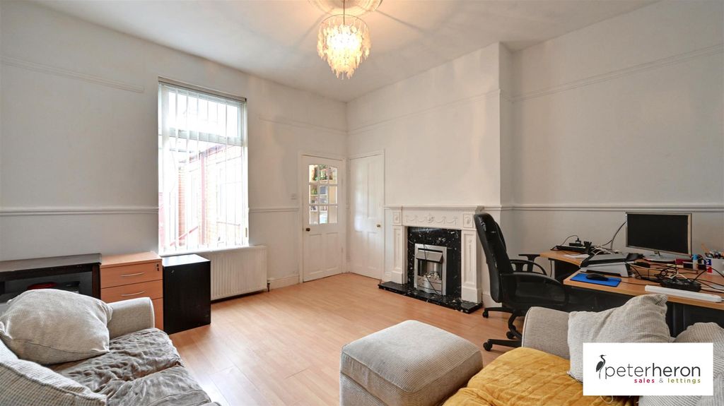 Property photo 2 of 10 Lounge