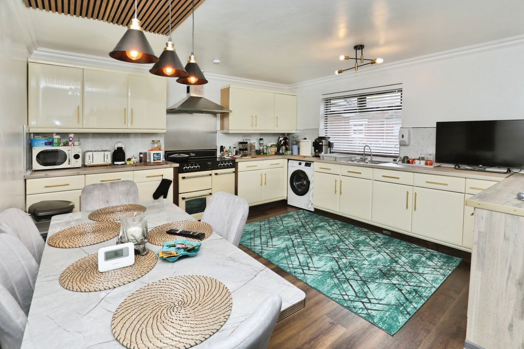 Property photo 3 of 15 Kitchen/Dining Room