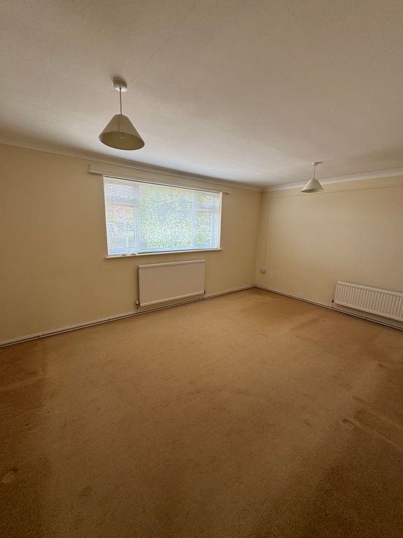 Property photo 3 of 6 Bed 1