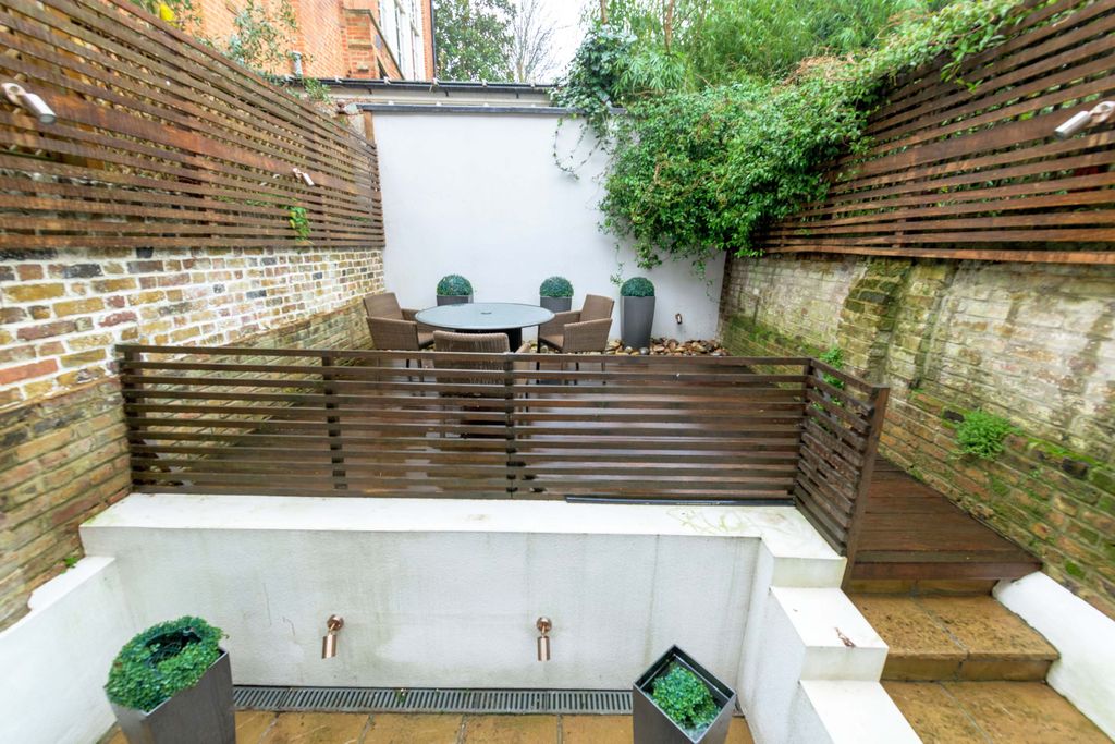 Property photo 2 of 16 42 Bramerton St Gdn-0056