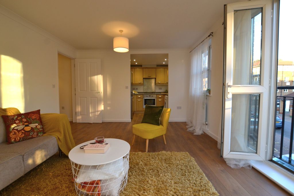 Property photo 3 of 14 Lounge