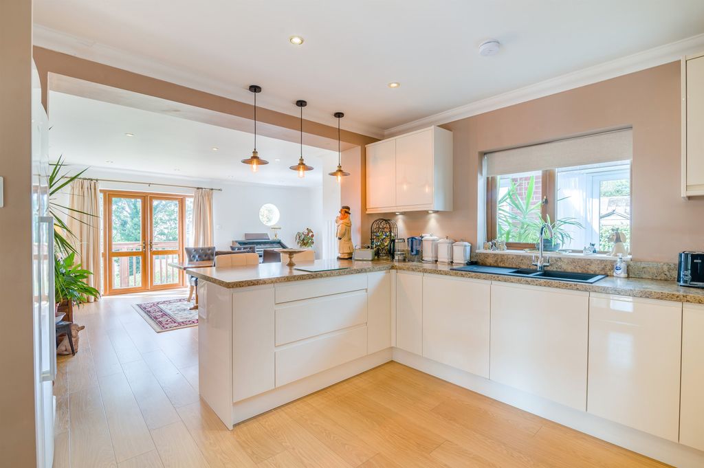 Property photo 2 of 31