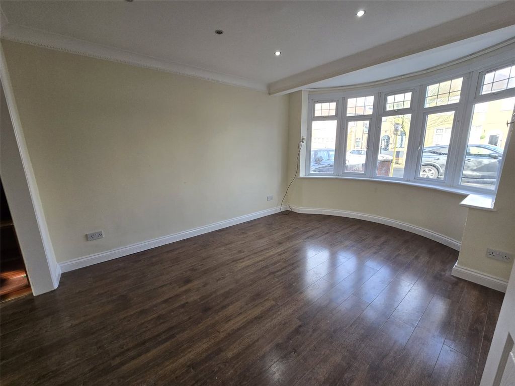 Property photo 2 of 14 Lounge