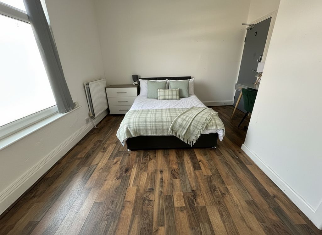 Property photo 1 of 8 Spacious Bright Bedroom With Wood-Effect Floors...