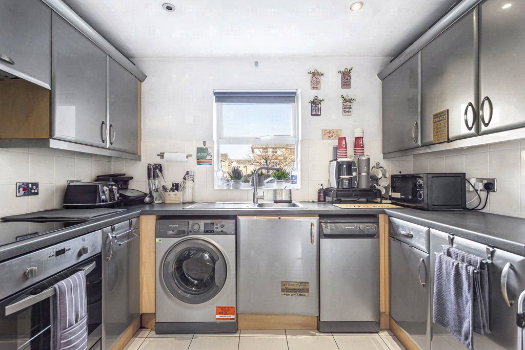 Property photo 3 of 10 Kitchen