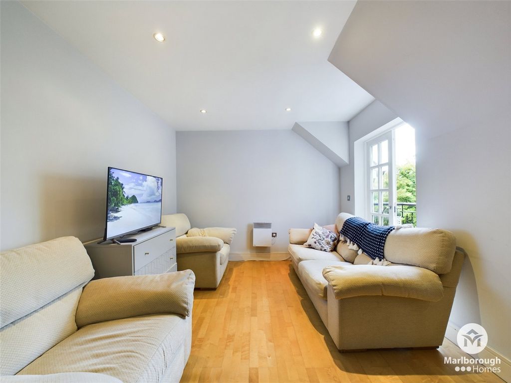 Property photo 3 of 14 Loughton Ig10