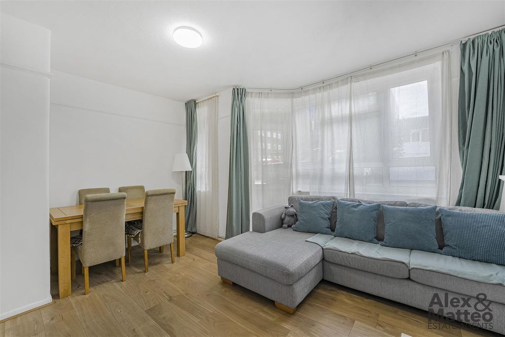 Property photo 2 of 18 Pynfold Estate