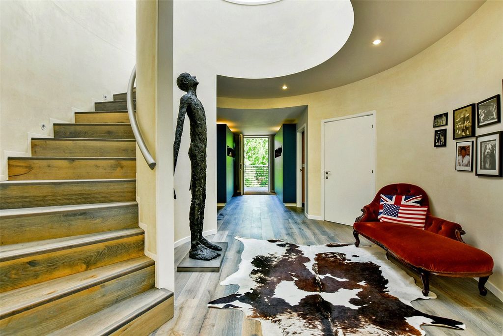 Property photo 2 of 19 Hallway