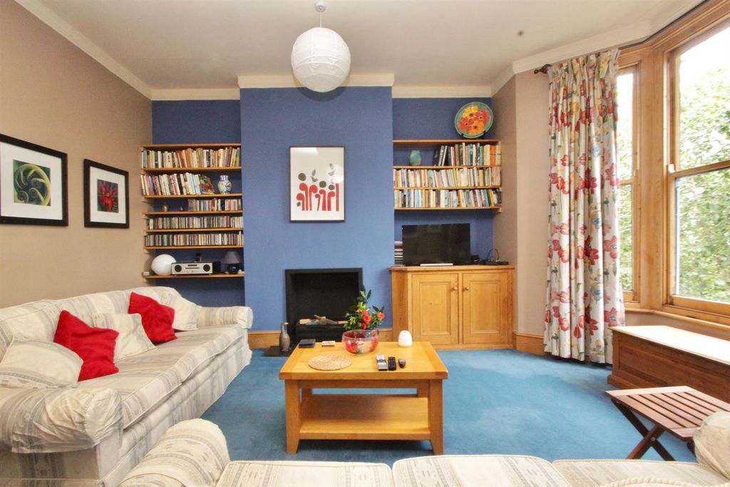 Property photo 2 of 12 Alconbury Road, E5
