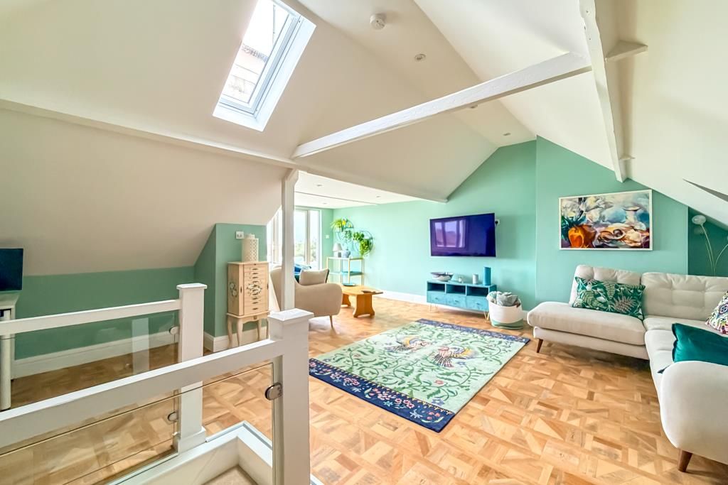 Property photo 3 of 34 Lounge