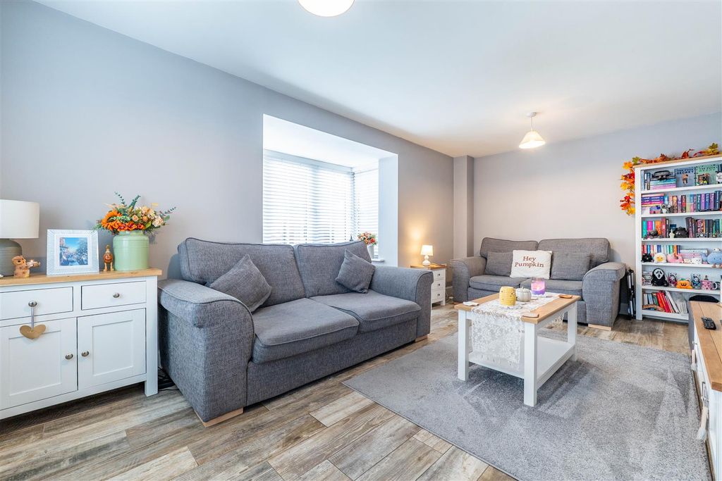 Property photo 2 of 28 Lounge