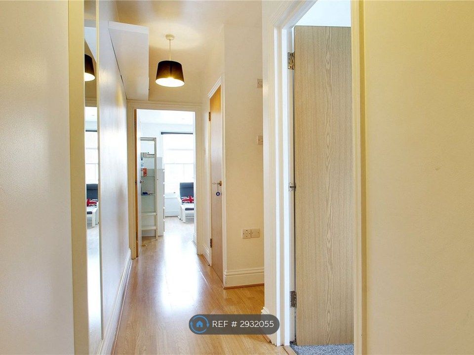 Property photo 3 of 7 Hallway