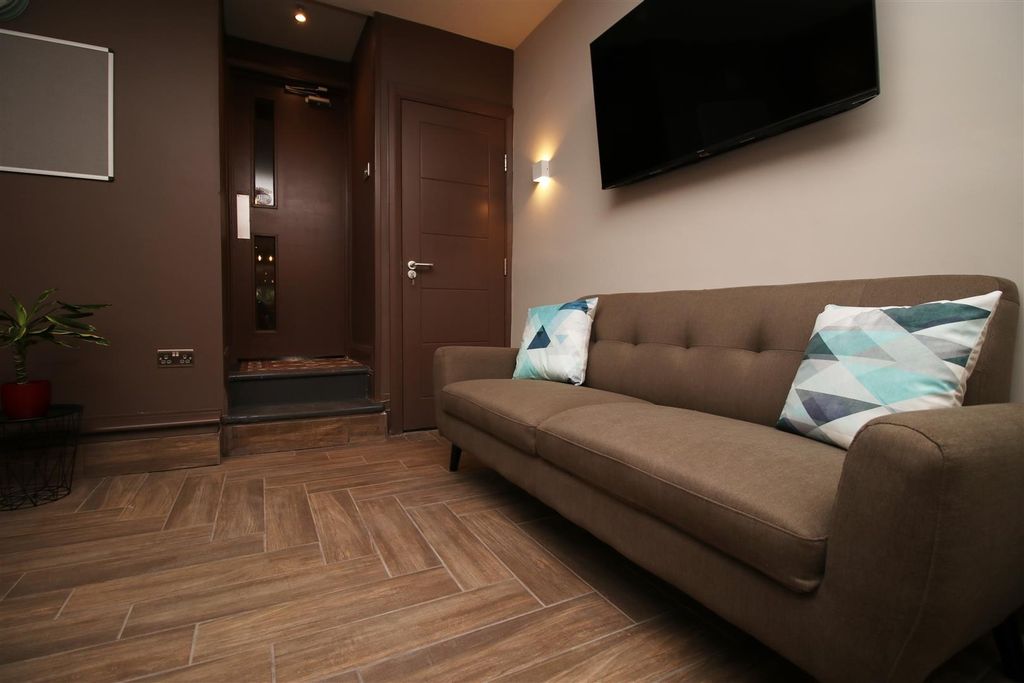 Property photo 3 of 10 Cosy Lounge With Modern Sofa And Wall-Mounted TV...