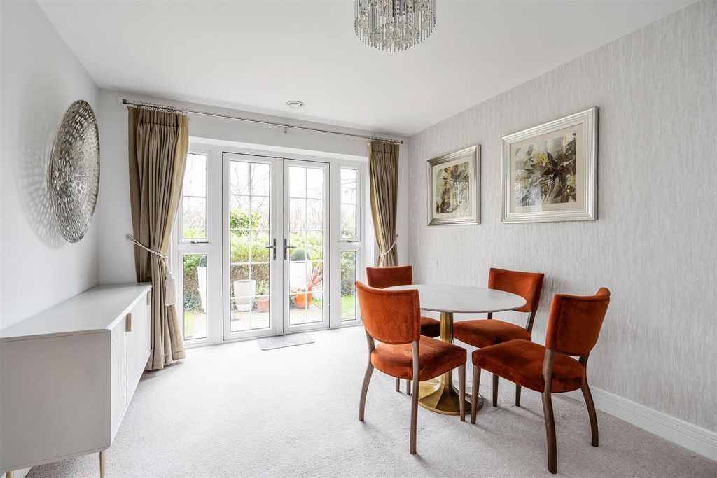 Property photo 3 of 15 Apartment 21 Ravenshaw Court_8.Jpg