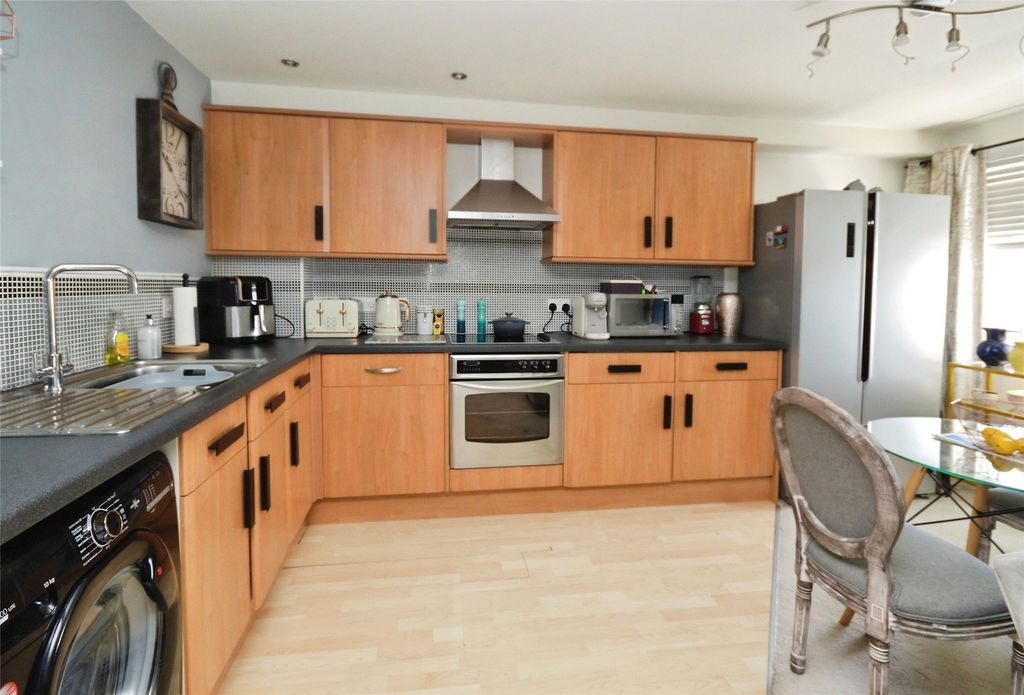Property photo 3 of 7 3 - Picture No. 08
