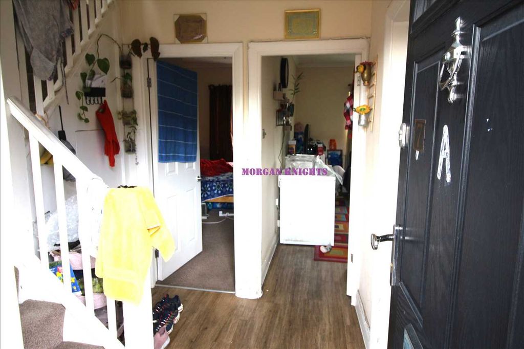 Property photo 3 of 11 Hall