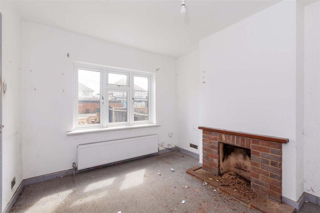 Property photo 2 of 14 6 Cippenham Lane-10.Jpg