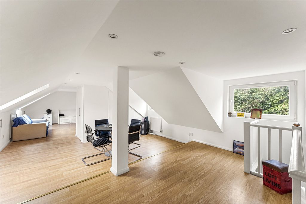 Property photo 2 of 11 2