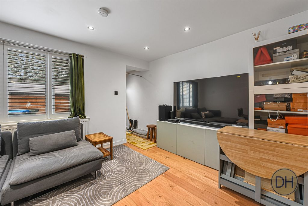 Property photo 3 of 18 Hampden Close