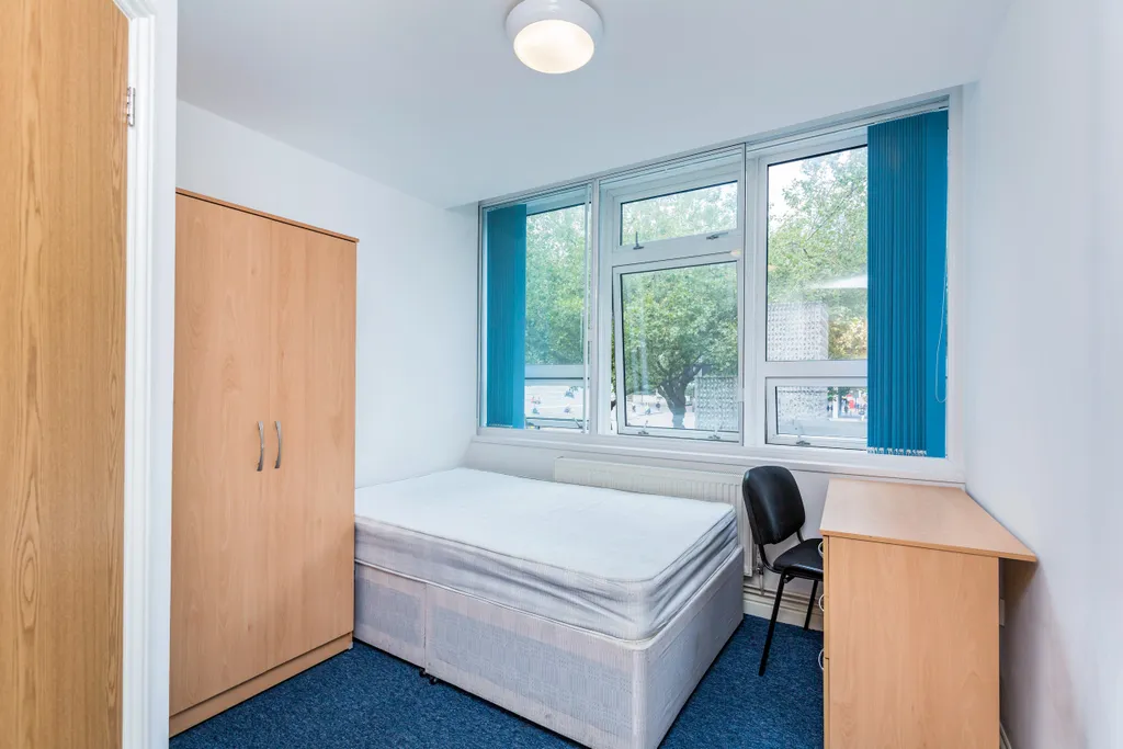 Apartment in Portsmouth, Somers Town - View 3