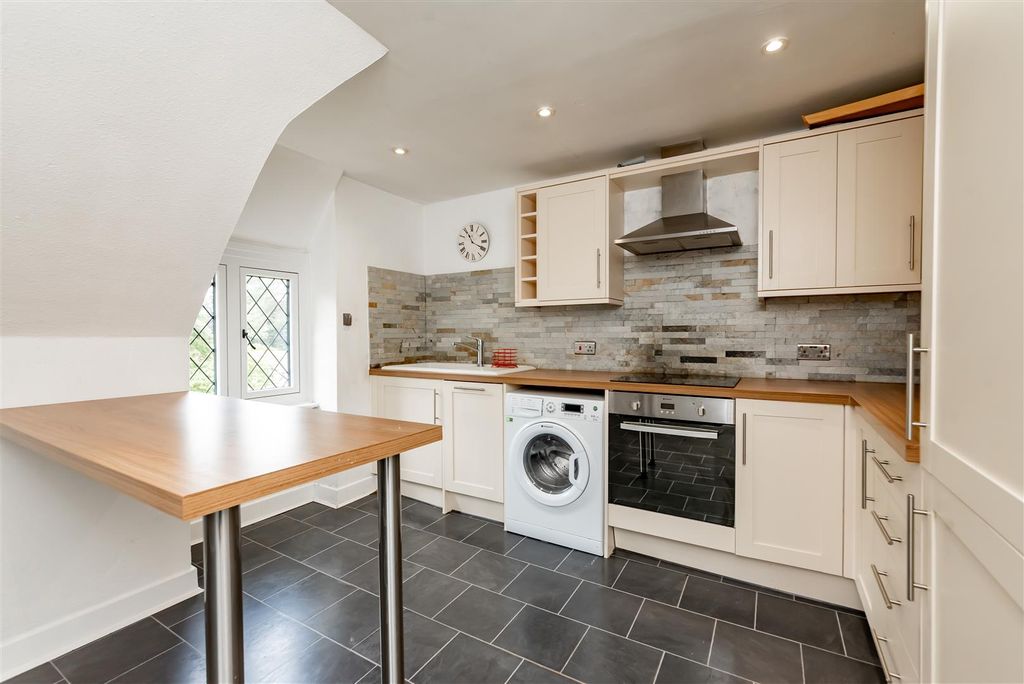 Property photo 2 of 13 75659B2B-16c9-47Fc-A6Ff-8Fd9Bf1E643d.Jpg