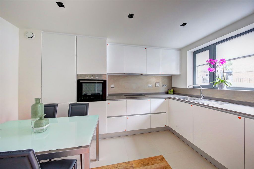 Property photo 1 of 12 Oak Terrace, Kitchen