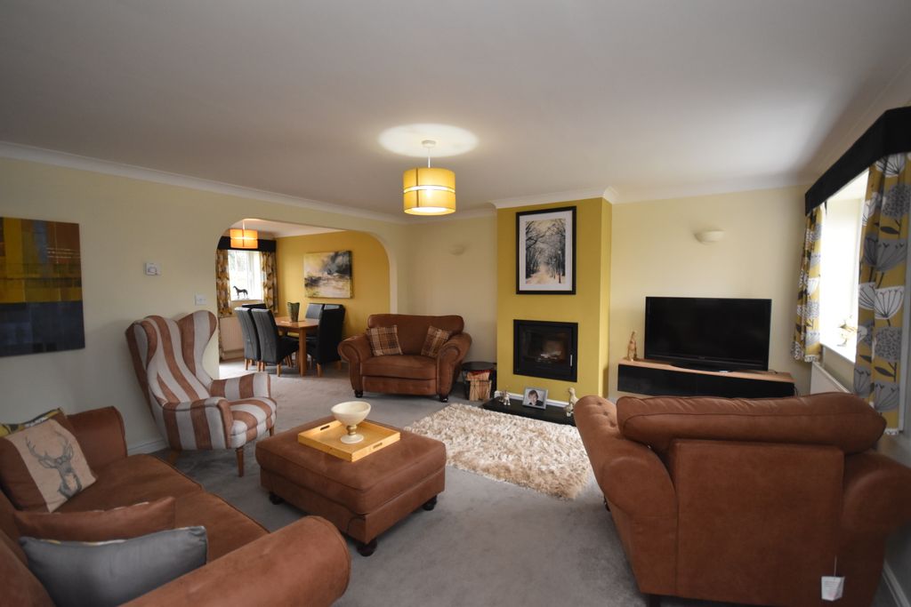 Property photo 3 of 16 Lounge